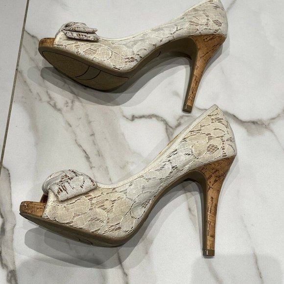 Christian Siriano | Beige Lace Floral Heel 8 - Picture 9 of 11